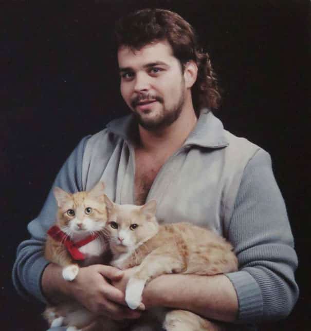 10+ неуклюжих фотографий мужчин, позирующих со своими кошками