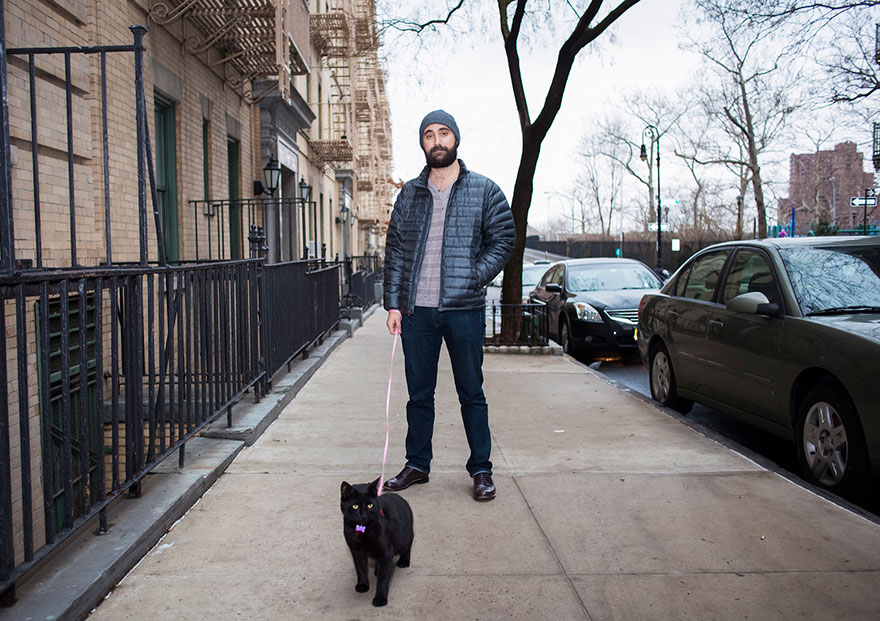 Мужчины и кошки: фотограф разрушает стереотип о «безумных кошатницах»