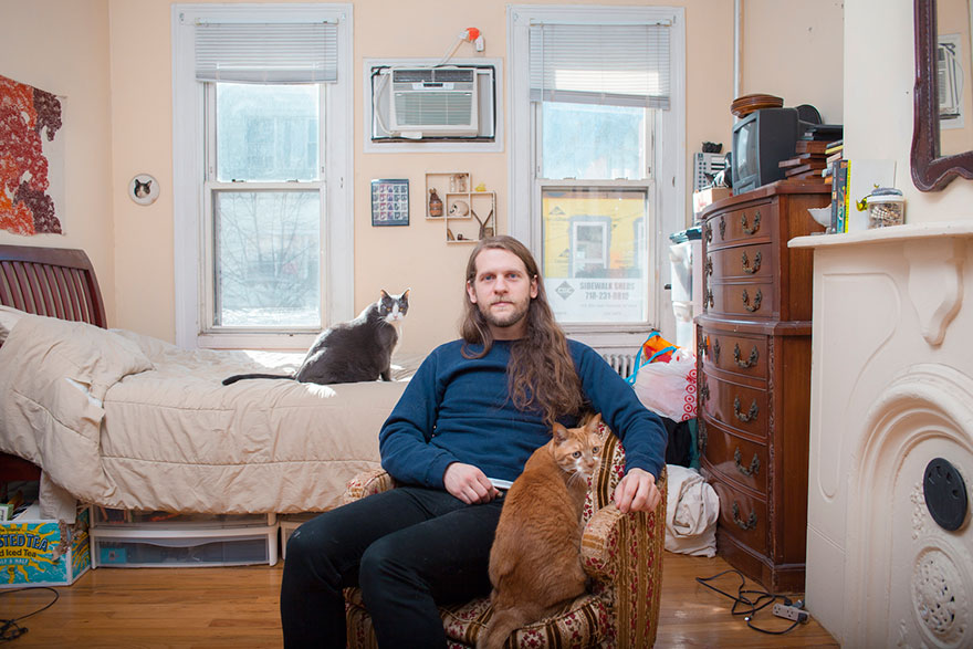 Мужчины и кошки: фотограф разрушает стереотип о «безумных кошатницах»