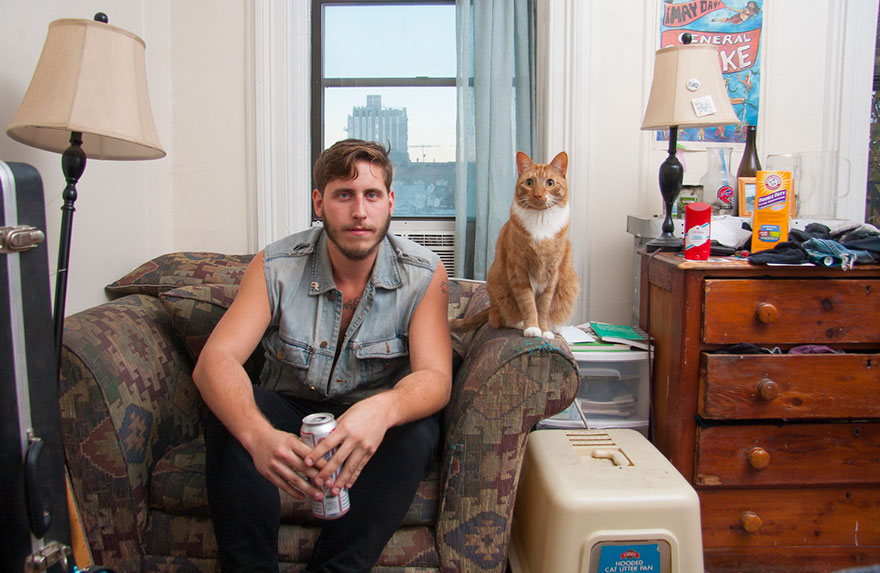 Мужчины и кошки: фотограф разрушает стереотип о «кошатницах»