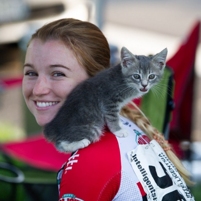 Девушка-велосипедистка во время гонки подобрала котенка и забрала себе