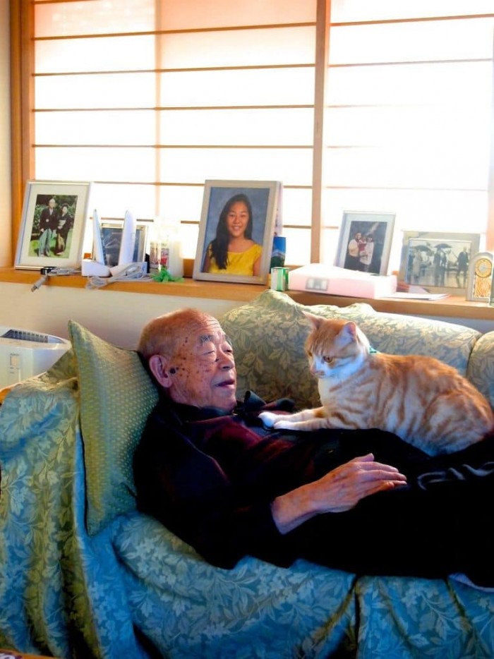 Появление кота изменило жизнь этого больного дедушки