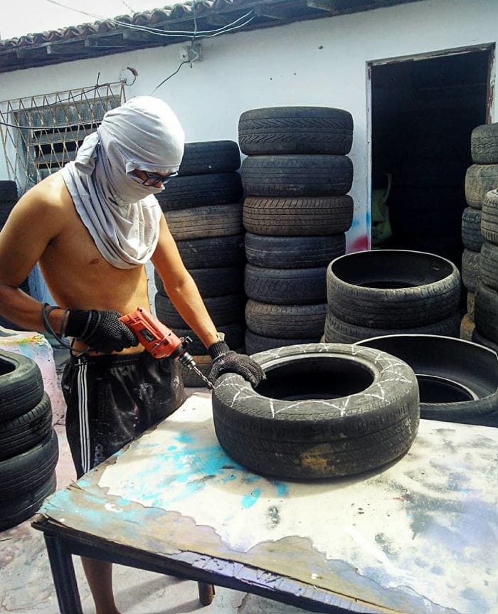 Бразилец подбирает старые грязные шины и делает из них уютные лежанки для домашних животных