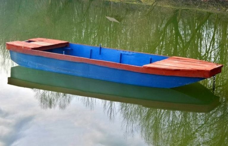 Мужчина нашел свою лодку в 50 метрах от берега с четырьмя котятами на борту