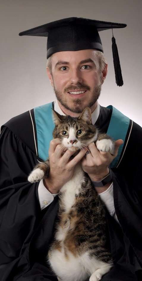 Благодарный кот всюду следует за хозяином, и даже на фото с выпускного вы увидите его пушистую морду