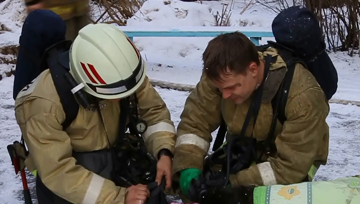 Смоленские пожарные с помощью кислородной маски откачали спасенного кота