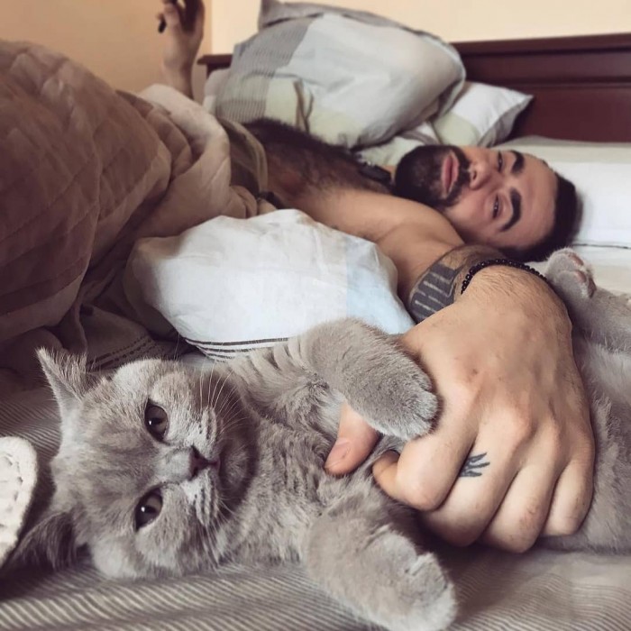 25 фотографий, которые доказывают, что между котами и мужчинами возникает особенная связь