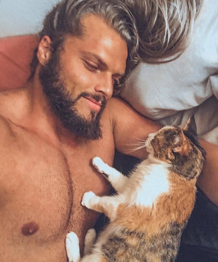 25 фотографий, которые доказывают, что между котами и мужчинами возникает особенная связь