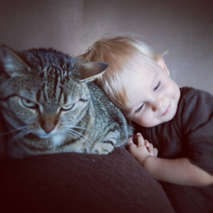 Милые и смешные фото, доказывающие, что дружба между детьми и котейками возможна