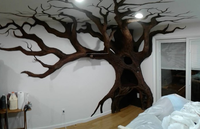 Мужчина создал в квартире друга огромное дерево. Кошачье сердечко было покорено моментально!